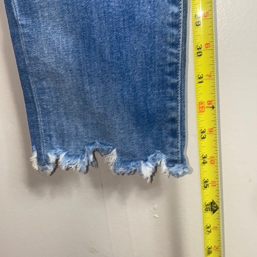 🛍️Adorable frayed blue jeans! - Picture 6 of 10
